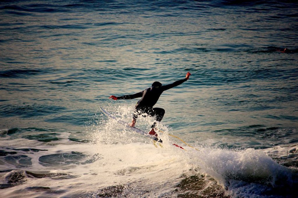 surf dancing feet biarritz en été